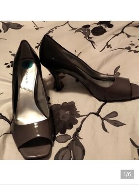 New Tahari Grey Ombre open toed heels - SIZE 8